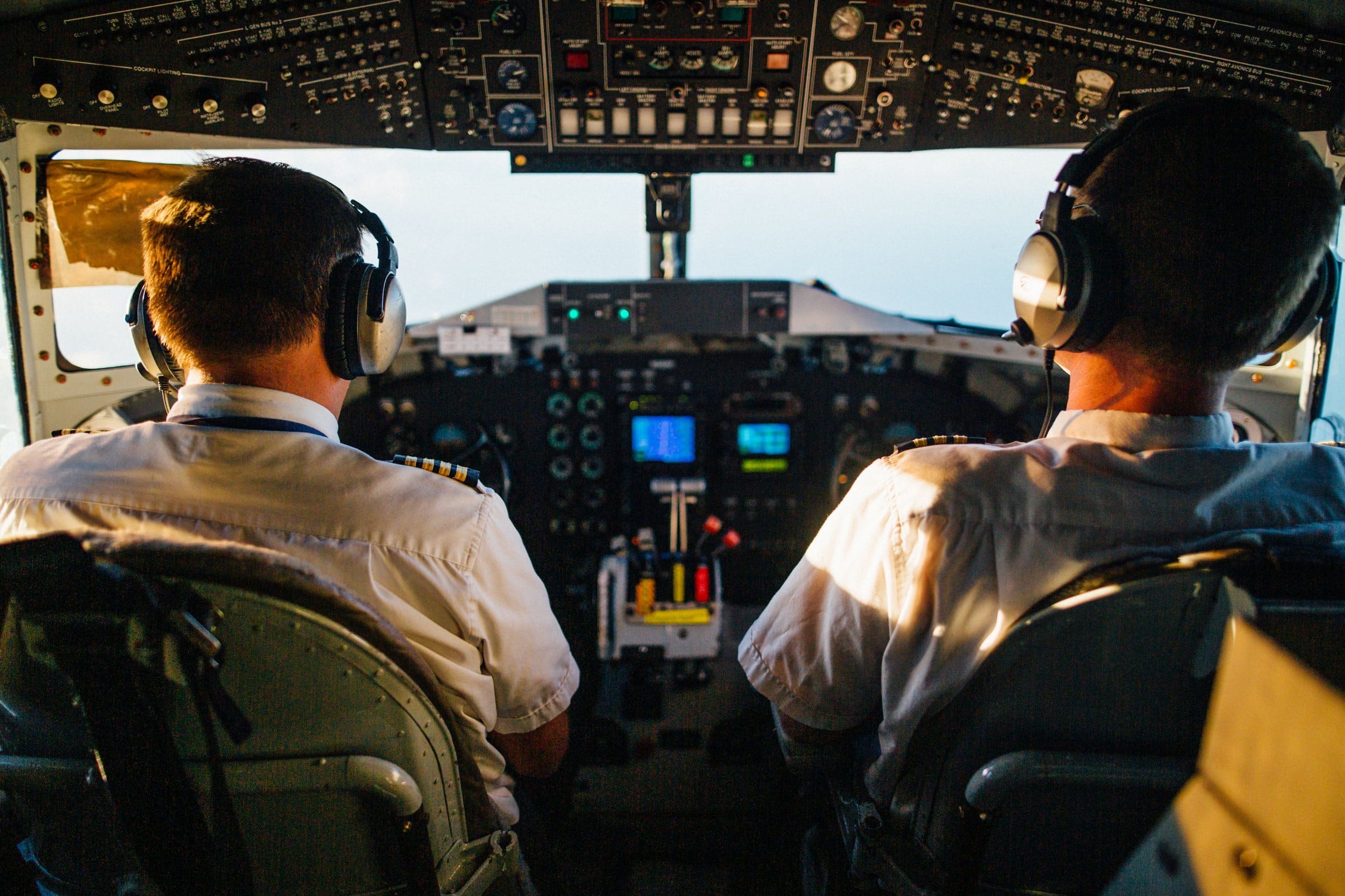 Due piloti di linea in uniforme nel cockpit di un aereo